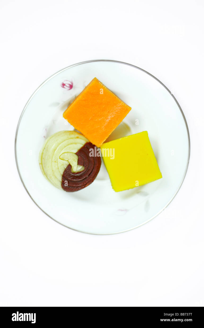 Indische Süßigkeiten auf weißem Hintergrund Stockfoto