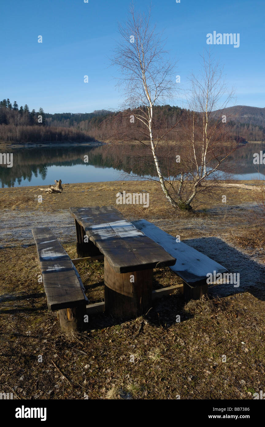 Leere Picknick-Tisch in der Nähe von See im winter Stockfoto