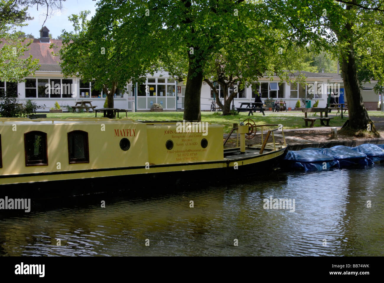 Basingstoke Canal Visitor Centre mit touristischen Reise Boot vertäut im Vordergrund, Basingstoke Canal, Mytchett, Surrey Stockfoto