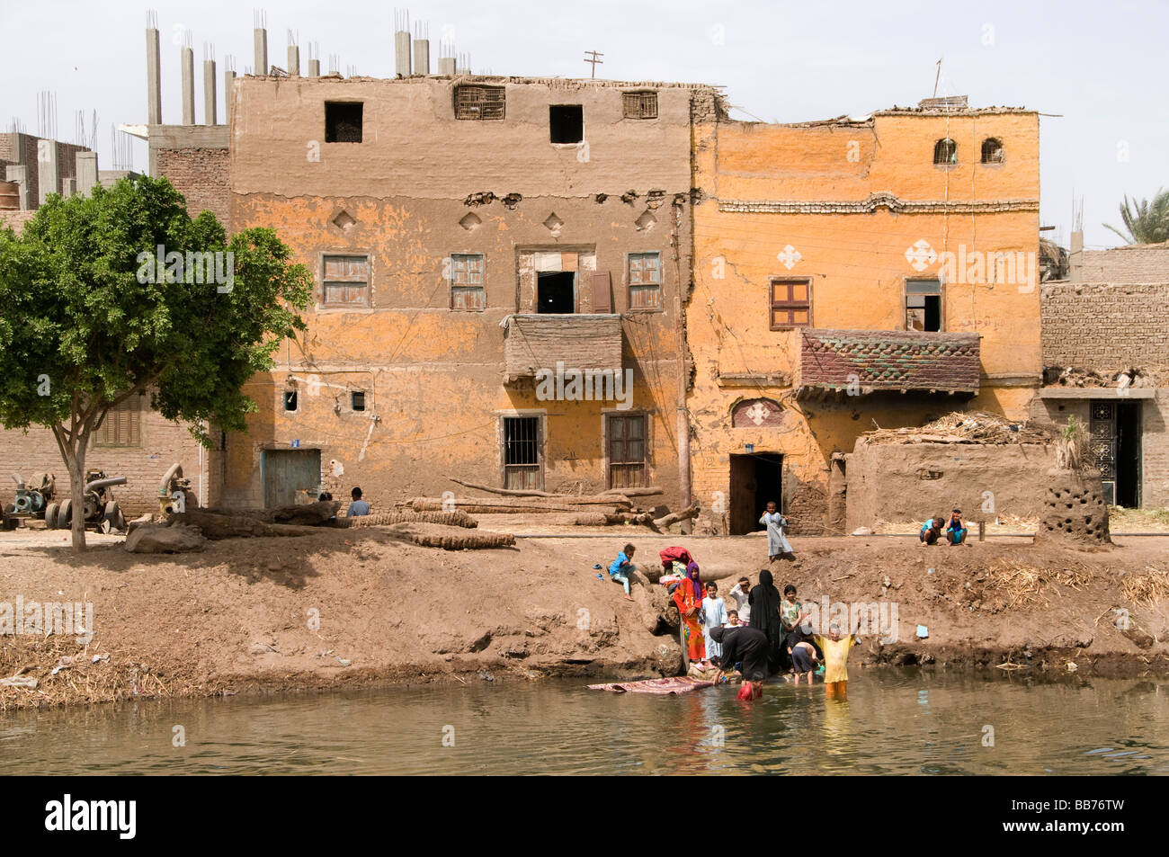 Nile River Ägypten Bauernhof Landwirtschaft Feld alte Bauerndorf auf dem Nil Stockfoto