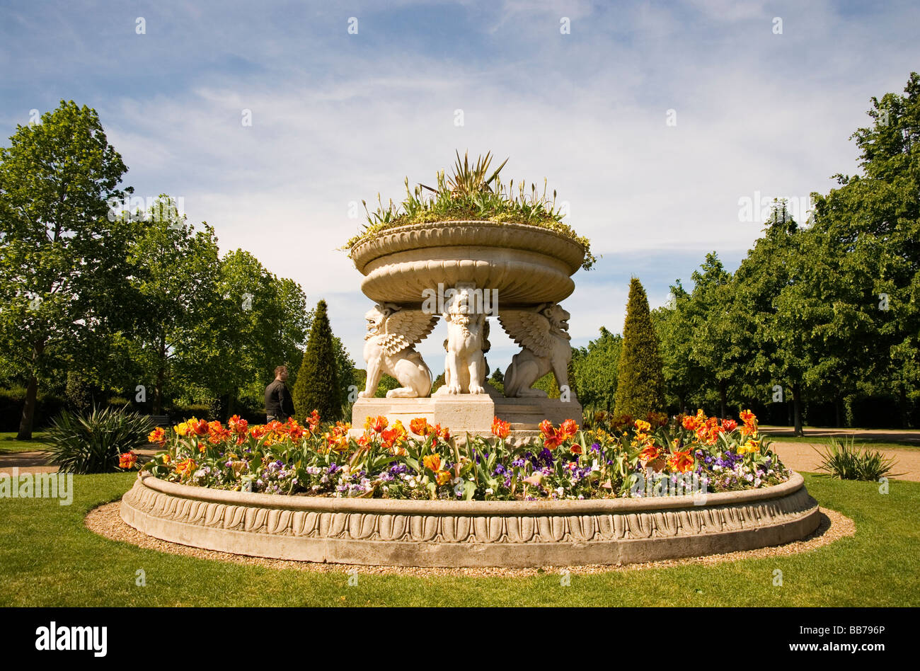 Blumen blühen im Frühjahr, Avenue Gärten in The Regents Park, London England UK Stockfoto