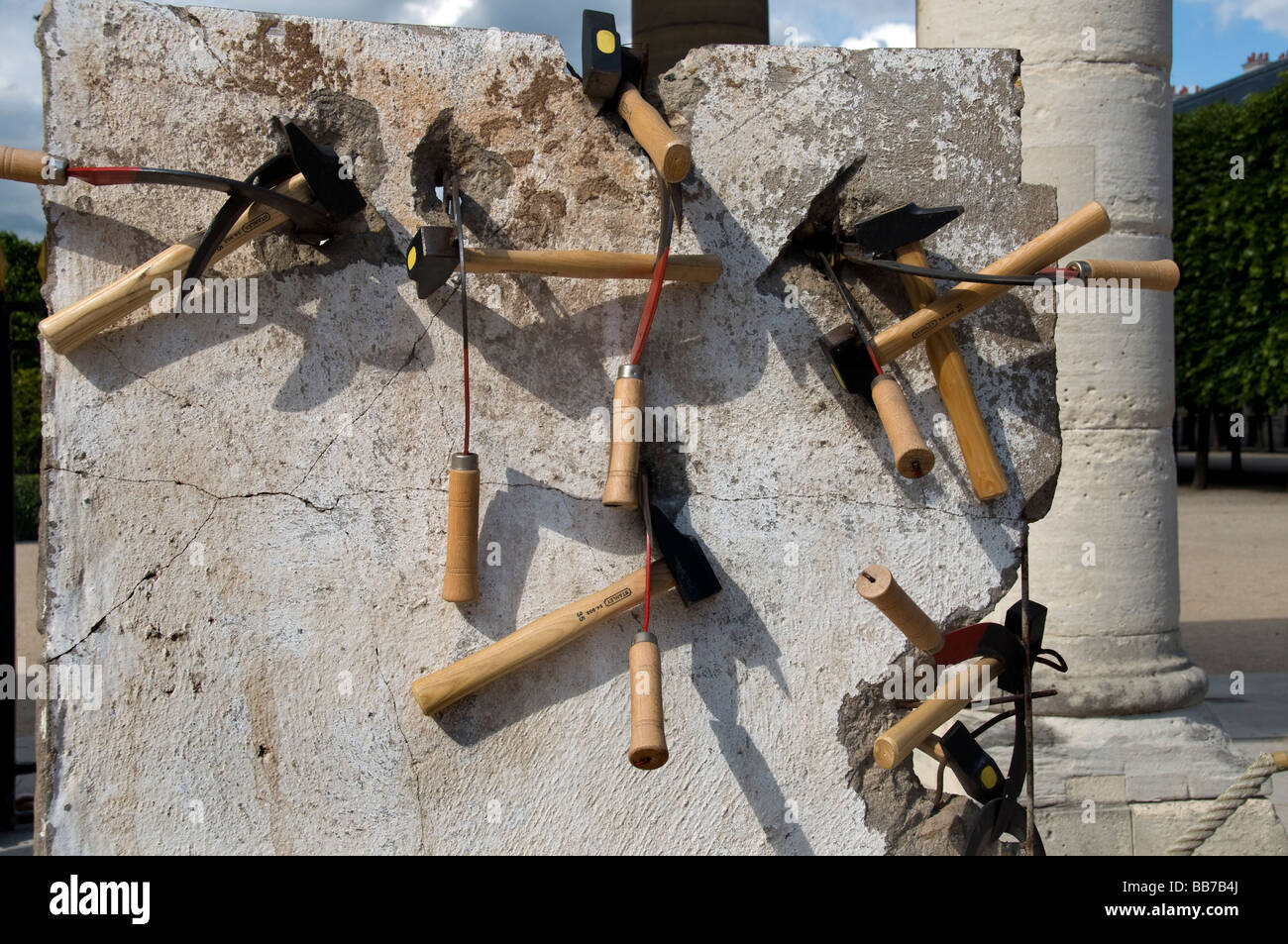 Paris Frankreich, Kunst im öffentlichen Raum, zeitgenössische Skulpturen ausstellen im öffentlichen Park, "Die Berliner Mauer" 'Autodestruction' Sichel Stockfoto