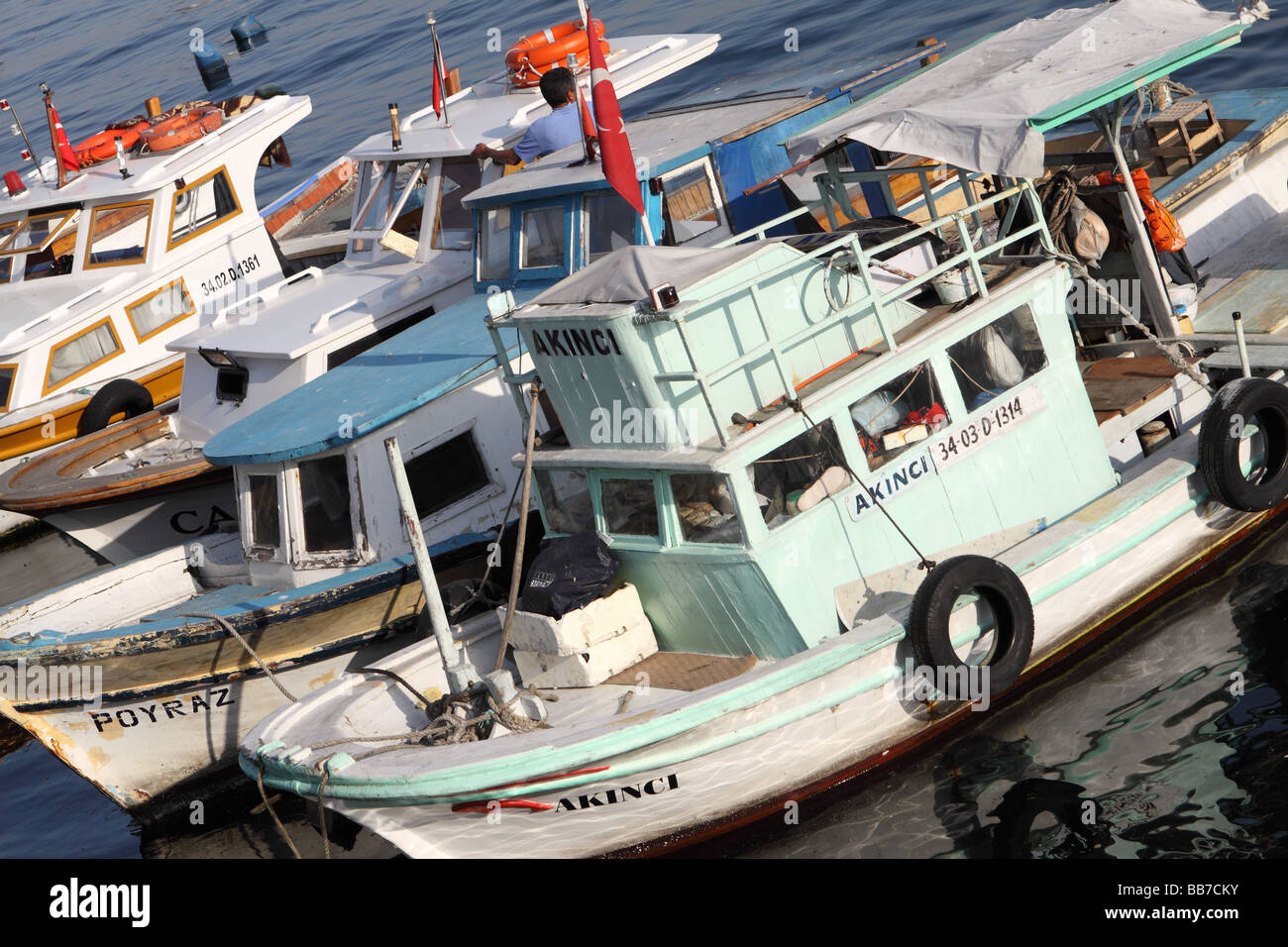 Istanbul Türkei kleine Fischerboote vertäut am Kumkapi Hafen auf das Meer von Marmara Stockfoto