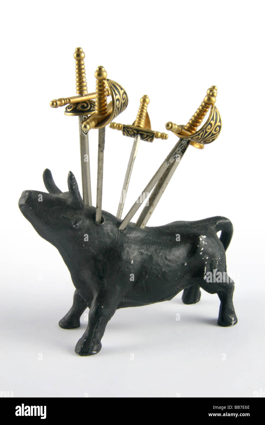 Vintage Spielzeug Stierkampf Bull mit Schwertern stecken drin. Spielzeug ist Blei oder Weißmetall, möglicherweise von spanischer Herkunft. Stockfoto
