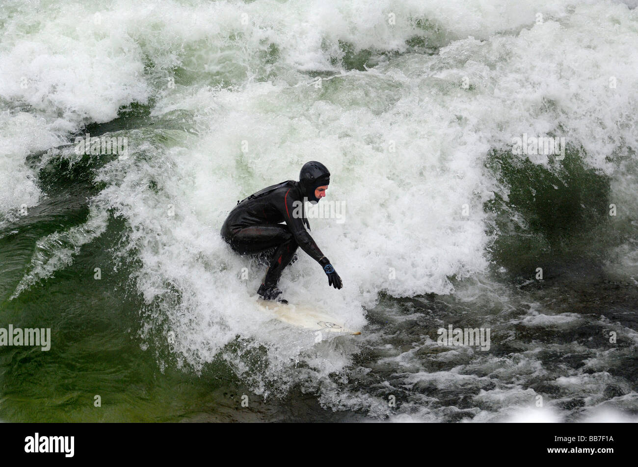 Surfer im Eisbach-Stream in Winter, München, Bayern, Deutschland, Europa Stockfoto