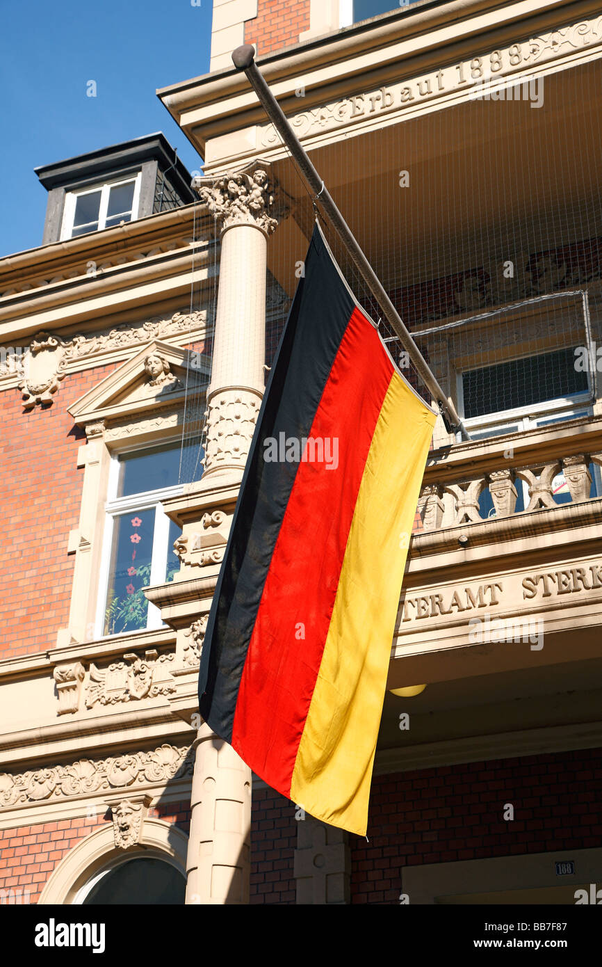 Symbolik, Gefühle, Trauer, Erinnerung, Flagge auf Halbmast, deutsche Flagge am Rathaus Sterkrade Hissen der Flagge zum Gedenken an die 15 Mordopfer aus dem Amoklauf an der Albertville-High-School in Winnenden 11.03.2009 fand ein Stockfoto