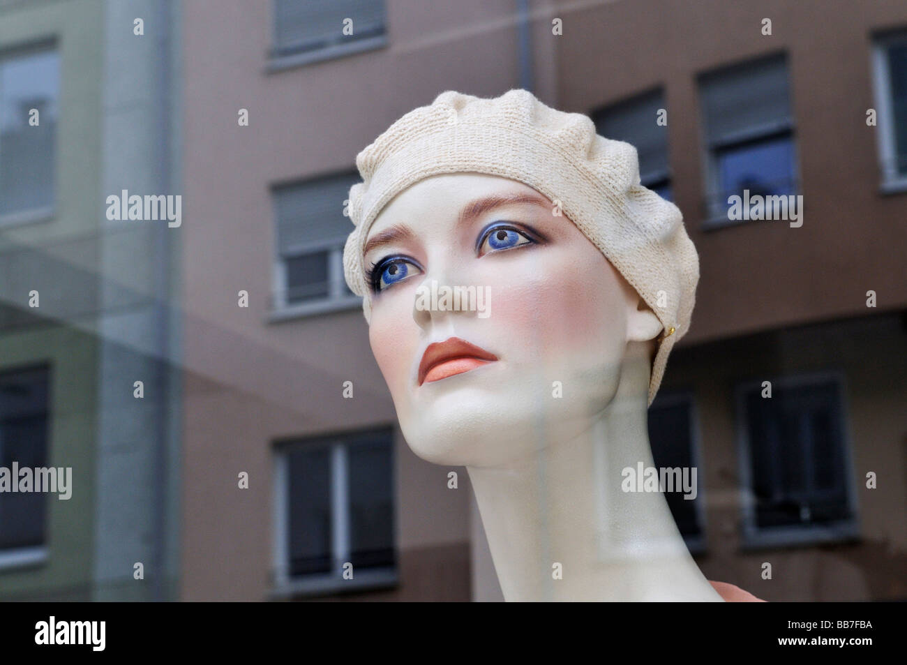 Fenster-Dummy, Reflexion, Mode-Boutique, Tuerkenstrasse Straße, München, Bayern, Deutschland, Europa Stockfoto