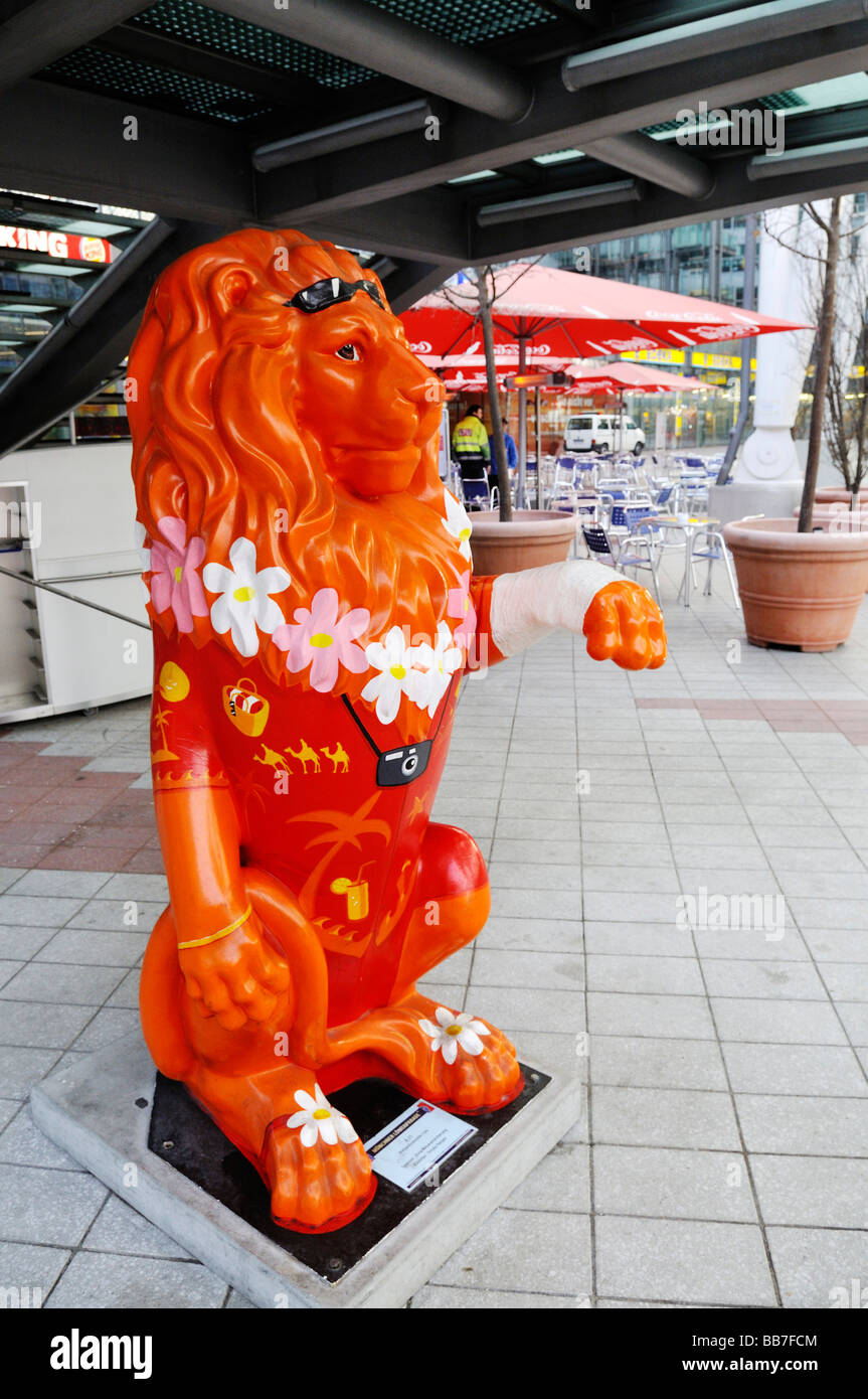 "touristische lion'with bandagierten Pfote, Loewenparade, Terminal 2, Flughafen MUC II, München, Bayern, Deutschland, Europa Stockfoto