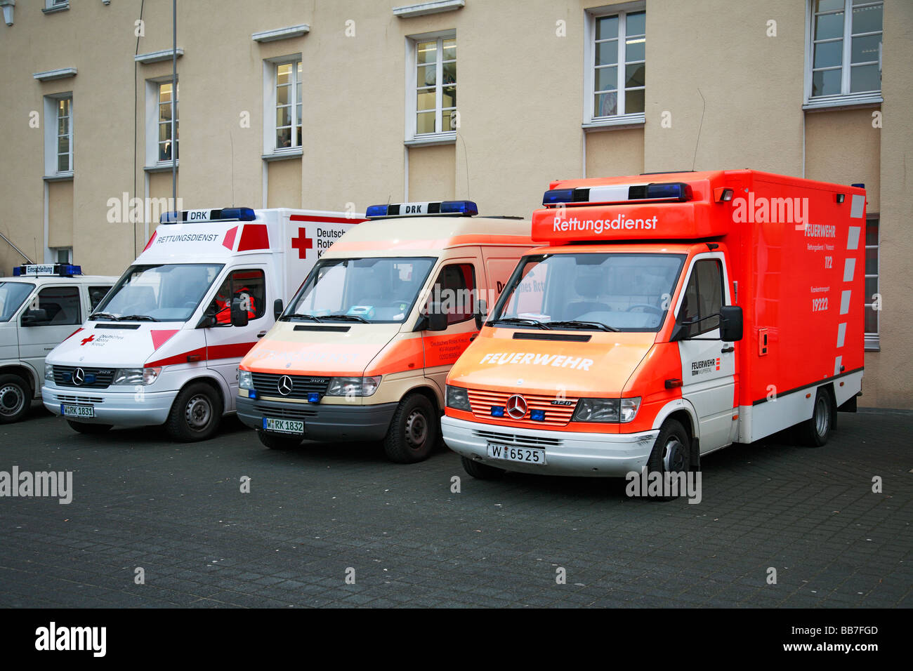 Gesundheit, Notfallbehandlung, Rettungswagen des Deutschen Roten Kreuzes und Feuer Dept Besatzung Autos der Feuerwehr, Fußball-Stadion, Tribüne, Stadion bin Zoo in Wuppertal, Wuppertaler SV Borussia, D-Wuppertal, D-Wuppertal-Sonnborn, Wupper, Bergische Land, noch Stockfoto