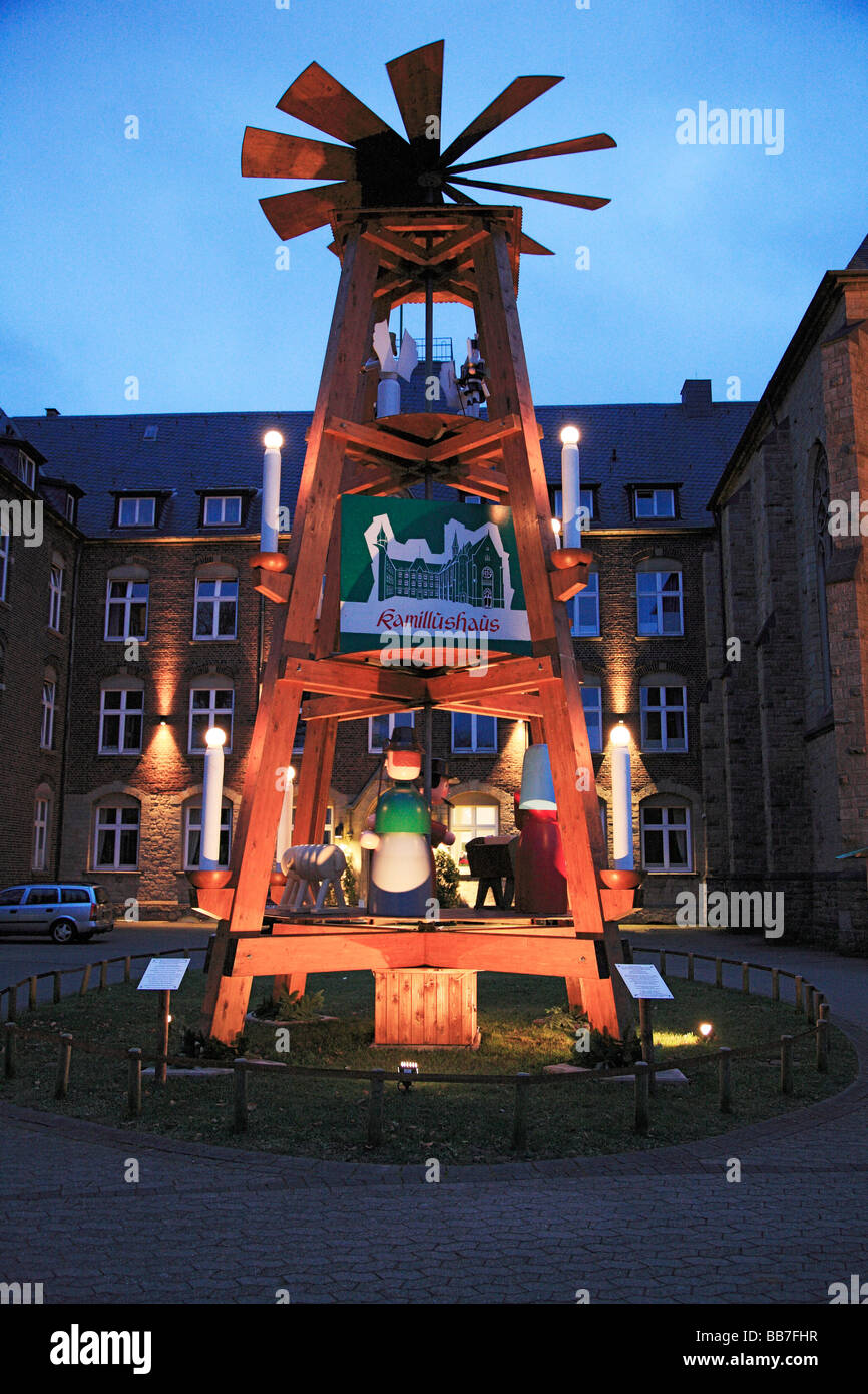 D-Essen, D-Essen-Heidhausen, Ruhrgebiet, Nordrhein Westfalen, Festtage, Advent, Weihnachten, Weihnachten Pyramide vor der Kamillus House, Neo-Gotik, Architekt Peter Assheuer, klinische Ärztehaus, sucht Krankenhaus, Abendstimmung, Illumina Stockfoto