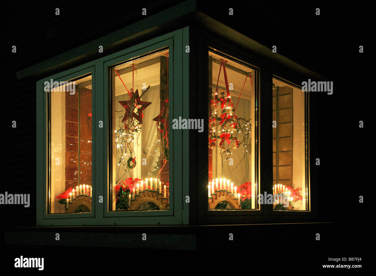 festliche Tage, Advent, Weihnachten, Wohnhaus, Fenster, weihnachtlich dekoriert, Kerze, Bögen, Weihnachtssterne, Nacht, beleuchtete, D-Oberhausen, D-Oberhausen-Sterkrade, Ruhrgebiet, Nordrhein-Westfalen Stockfoto