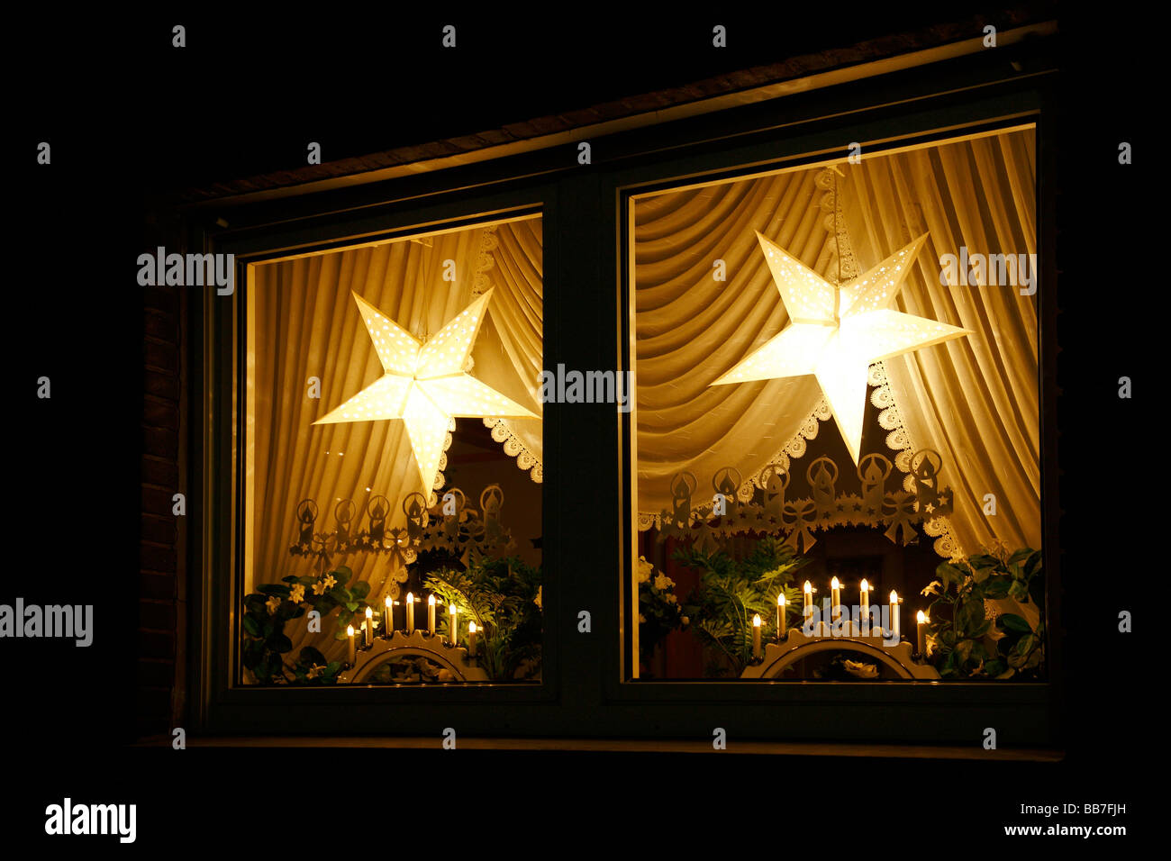 festliche Tage, Advent, Weihnachten, Wohnhaus, Fenster, weihnachtlich dekoriert, Kerze, Bögen, Weihnachtssterne, Nacht, beleuchtete, D-Oberhausen, D-Oberhausen-Sterkrade, Ruhrgebiet, Nordrhein-Westfalen Stockfoto