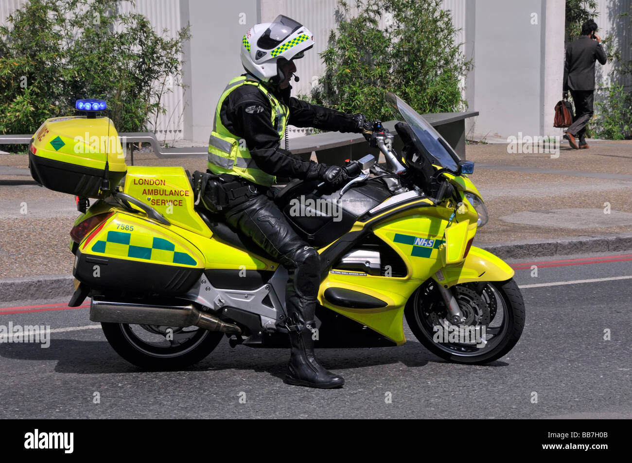 London Ambulance Service Sanitäter auf Motorrad Stockfoto