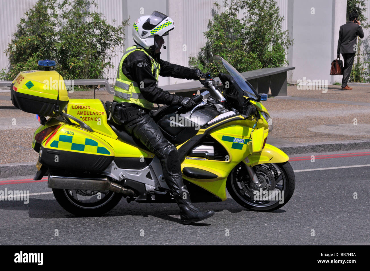 London Ambulance Service Motorrad Sanitäter tragen geeignete Motorrad Schutzkleidung und Funkkontakt Mikrofon über Schutzhelm England UK Stockfoto