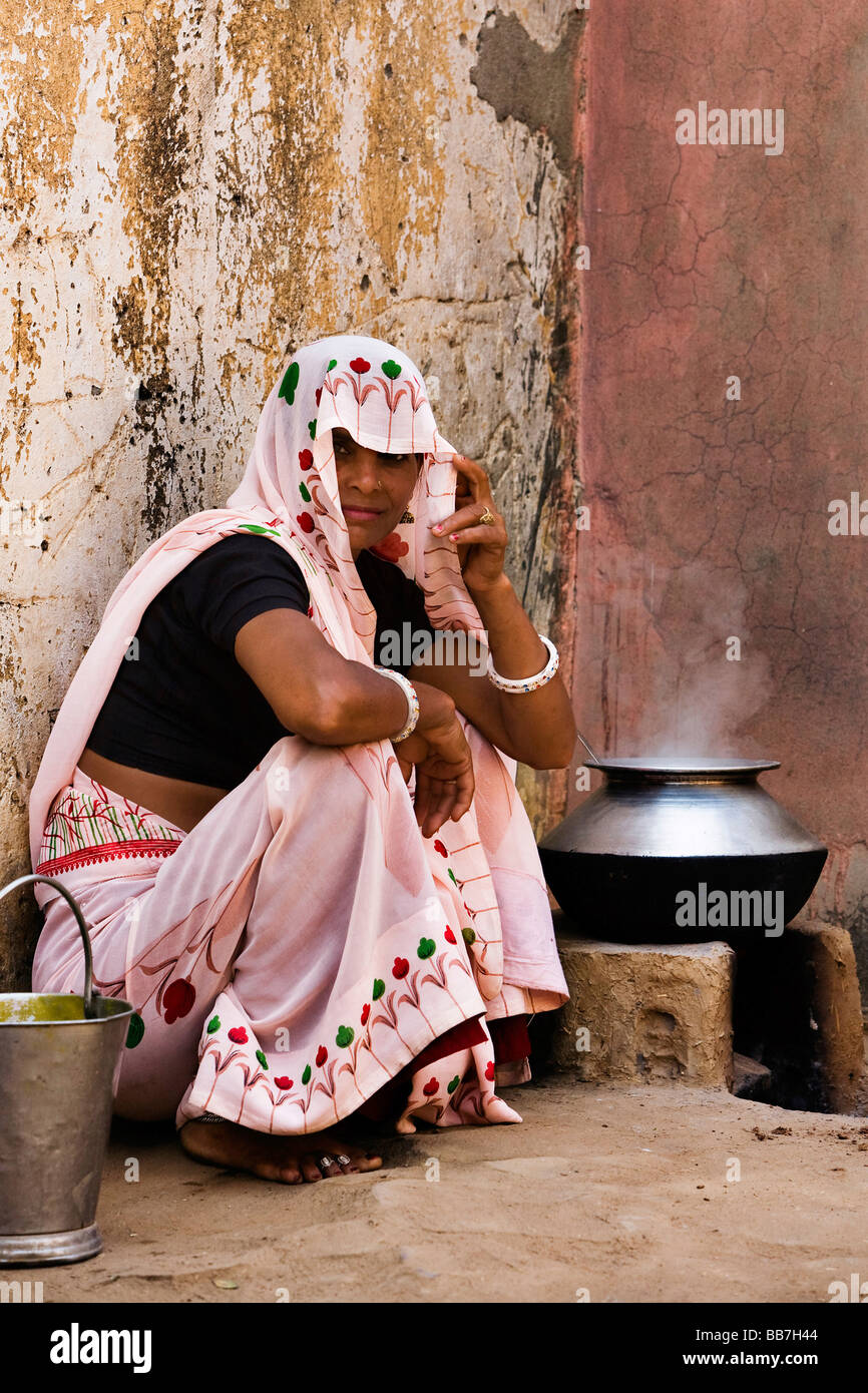 Indische Frau kochen, Nordindien, Indien, Asien Stockfoto