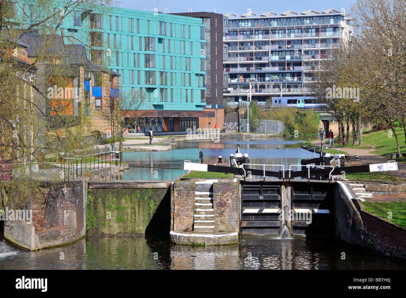 Die Regents canal Meile Ende Lock und Leinpfade mit Queen Mary University of London Gebäude neben Stockfoto