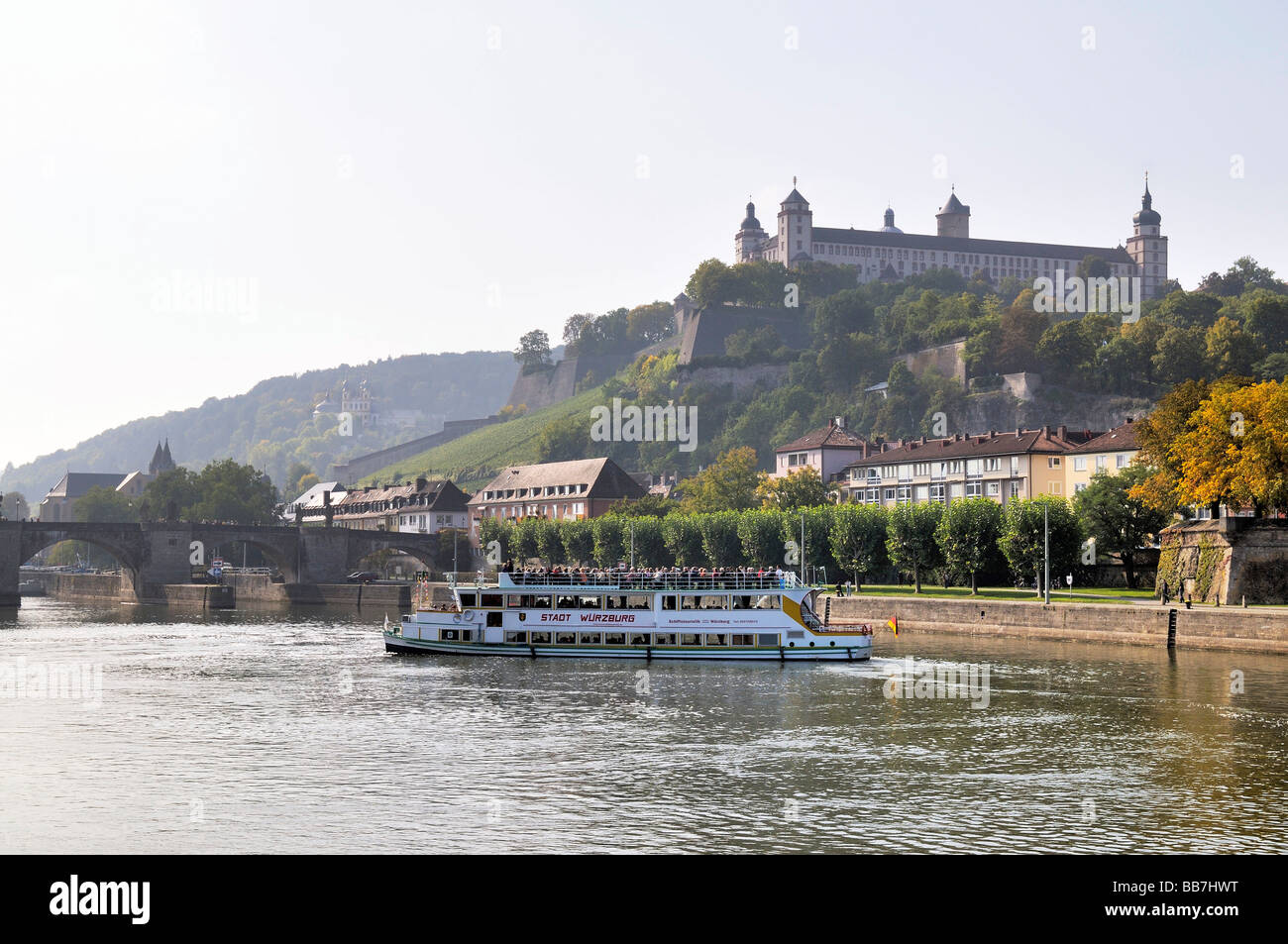 Festung Festung Marienberg, Dampferfahrt auf dem Main und Alte Mainbruecke, alte Brücke über den Main, Würzburg, Fr Stockfoto