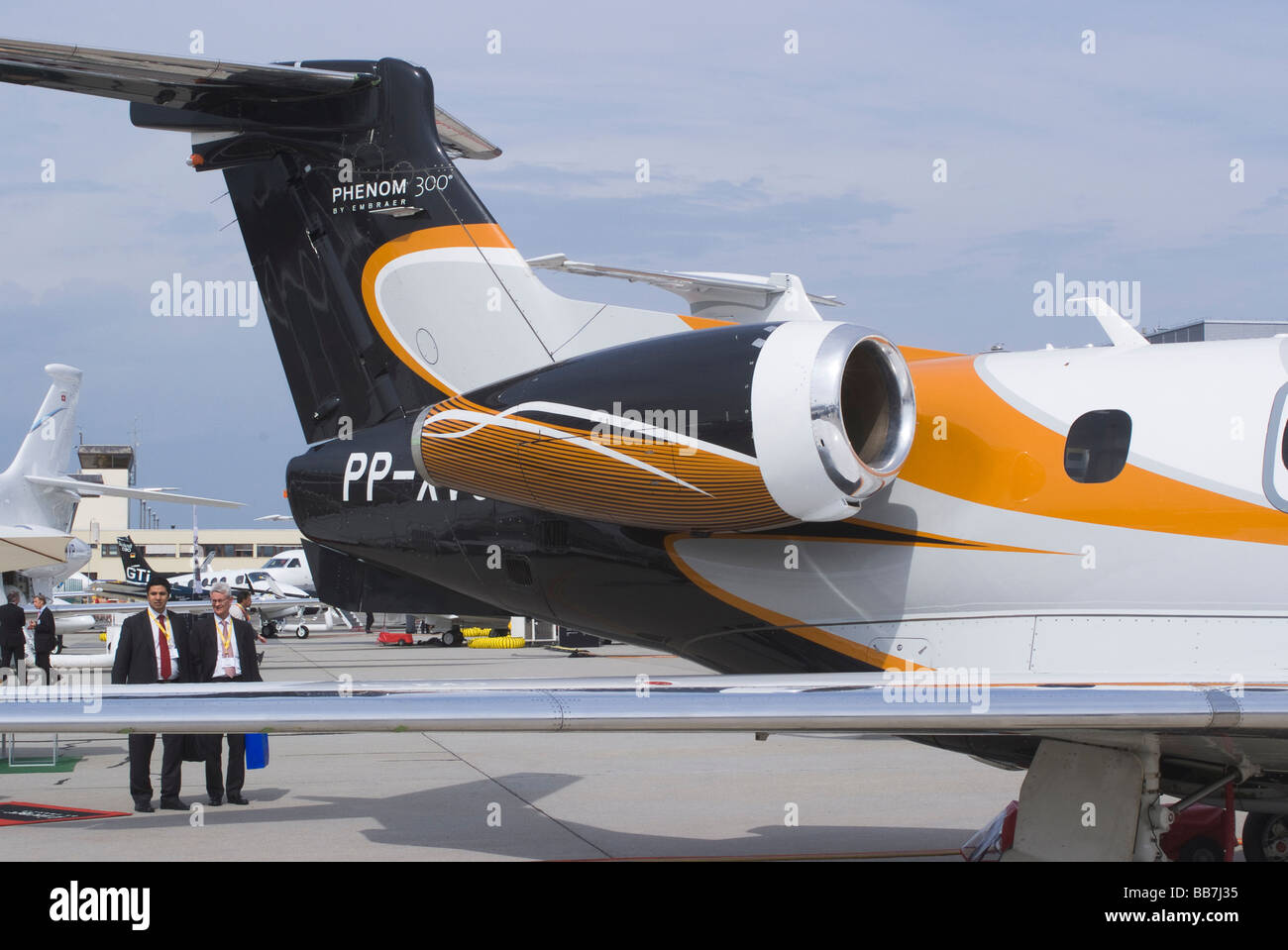 Embraer Phenom 300 Businessjet PP-XVJ bei EBACE Aircraft Messe am Flughafen Genf Schweiz Stockfoto