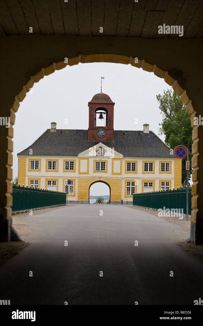 Straße auf der Durchreise. Der Bogen des Torhauses Süden rahmt einen Blick auf das reich verzierte Norden Torhaus von diesem opulenten Schloss. Stockfoto