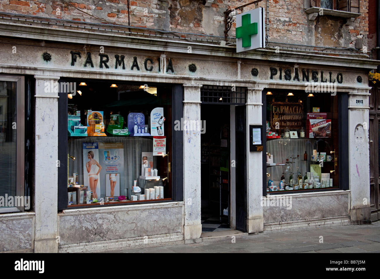 Altmodische rustikal aussehende Farmacia Apotheke, Venedig Italien Stockfoto