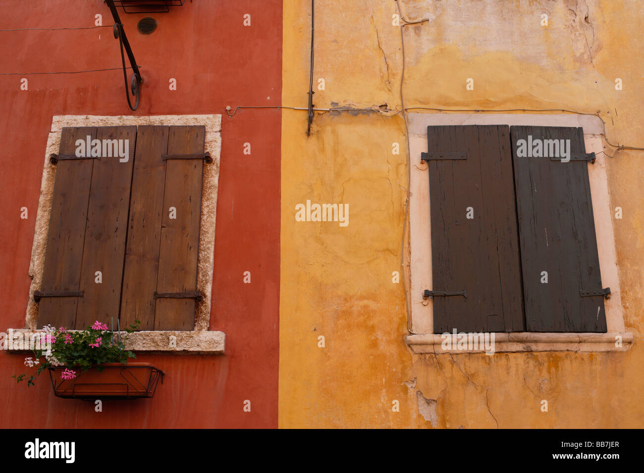 Orange und gelbe Fassade mit braunen Fensterläden, Bardolino, Gardasee, Veneto, Italien, Europa Stockfoto