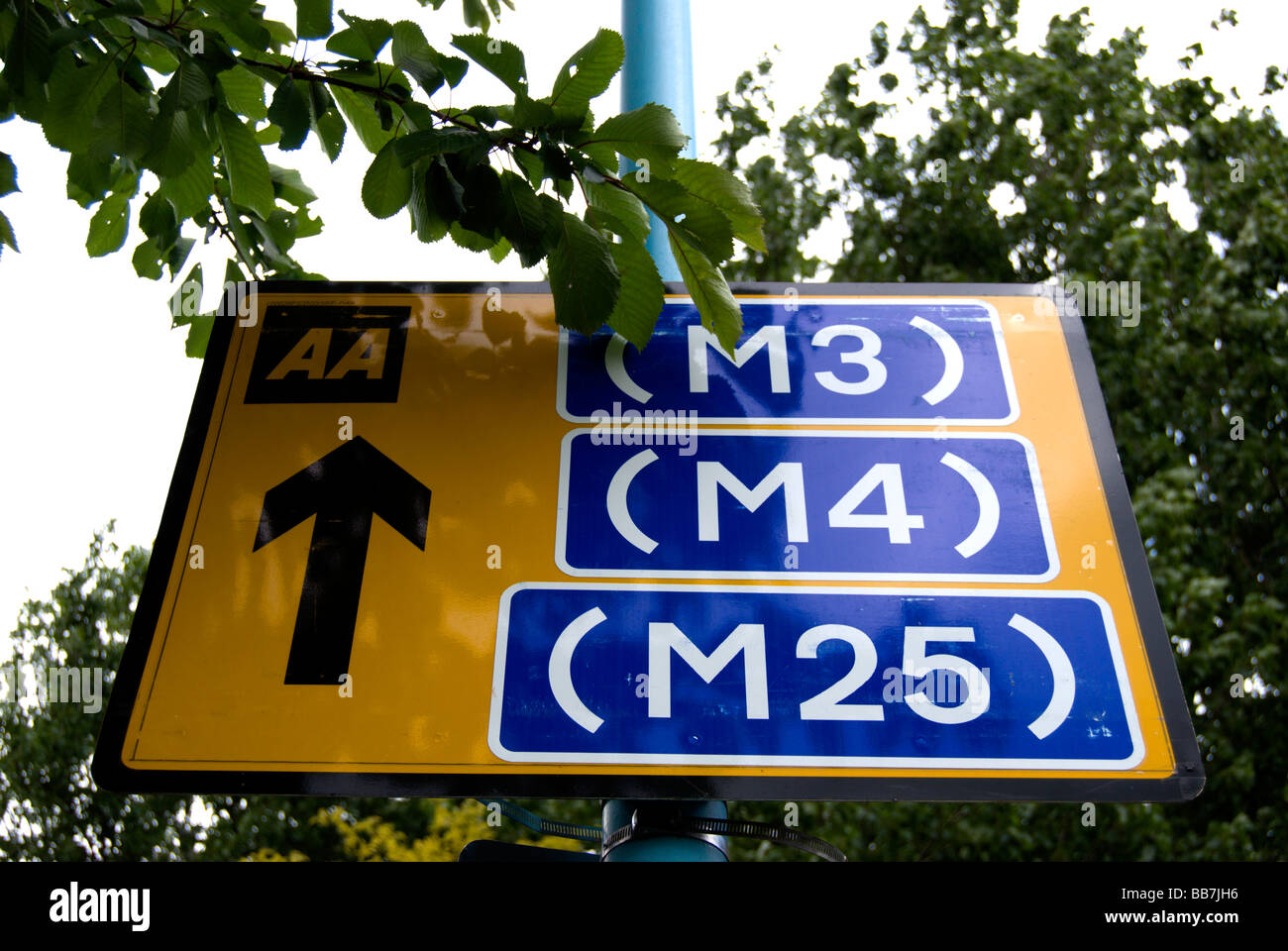 aa Verkehrsschild zeigt Richtungen Autobahnen m3, m4 und m25, neben Twickenham Stadion, Middlesex, england Stockfoto
