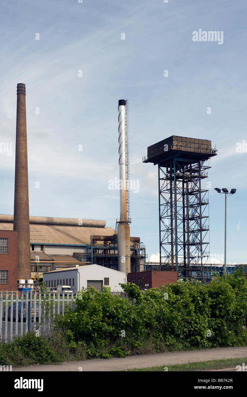 Corus Stahlwerke in stilistisch in Rotherham Schornsteine und Wassertürme mit blauem Himmel zeigen Stockfoto