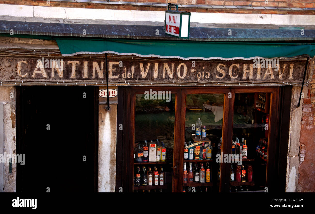 Rustikale alte altmodischer Wein lagern Venedig, Italien Stockfoto
