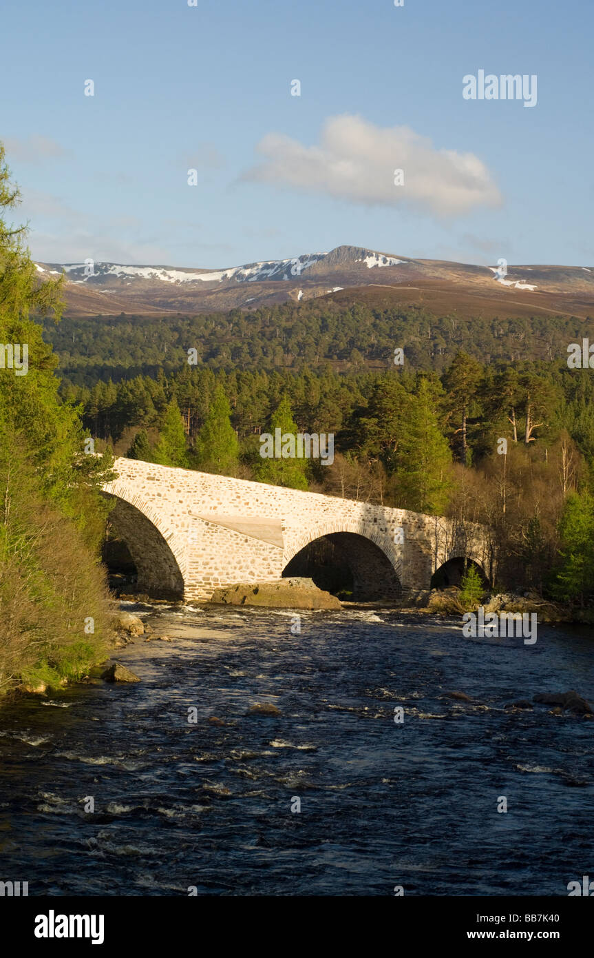 Die alte Brücke Dee in Invercauld, Braemar, Blick auf die Hügel der weißen Mounth Ballochbuie Wald. Stockfoto