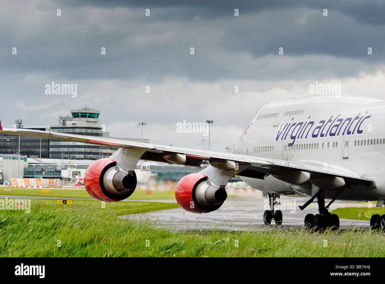 Virgin Atlantic Jumbojet Boeing 747 Rollen am Manchester International Airport in Richtung der Haupt-Terminal und dem Kontrollturm. Stockfoto