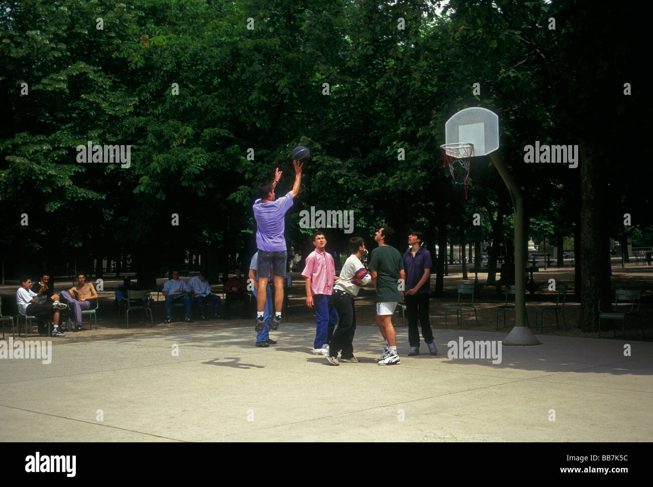 Französische Männer Basketball spielen, französische Männer, Basketball Spieler, Basketball spielen, Luxembourg, Paris, Ile-de-France, Frankreich, Europa Stockfoto