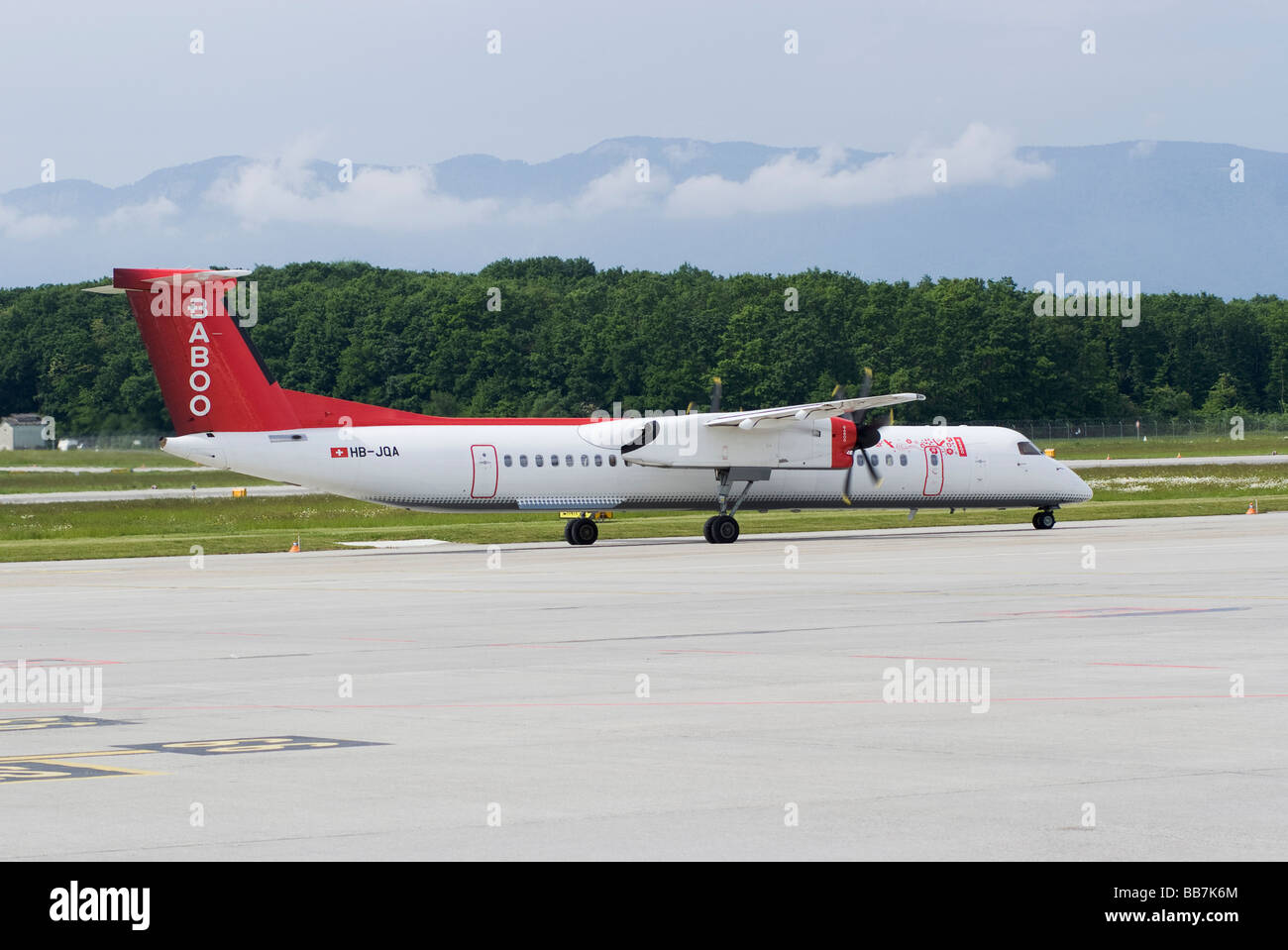 Baboo Airlines Bombardier DHC-8-402 Q400 HB-JQA Verkehrsflugzeug des Rollens bei Flughafen Genf Schweiz Geneve Suisse Stockfoto