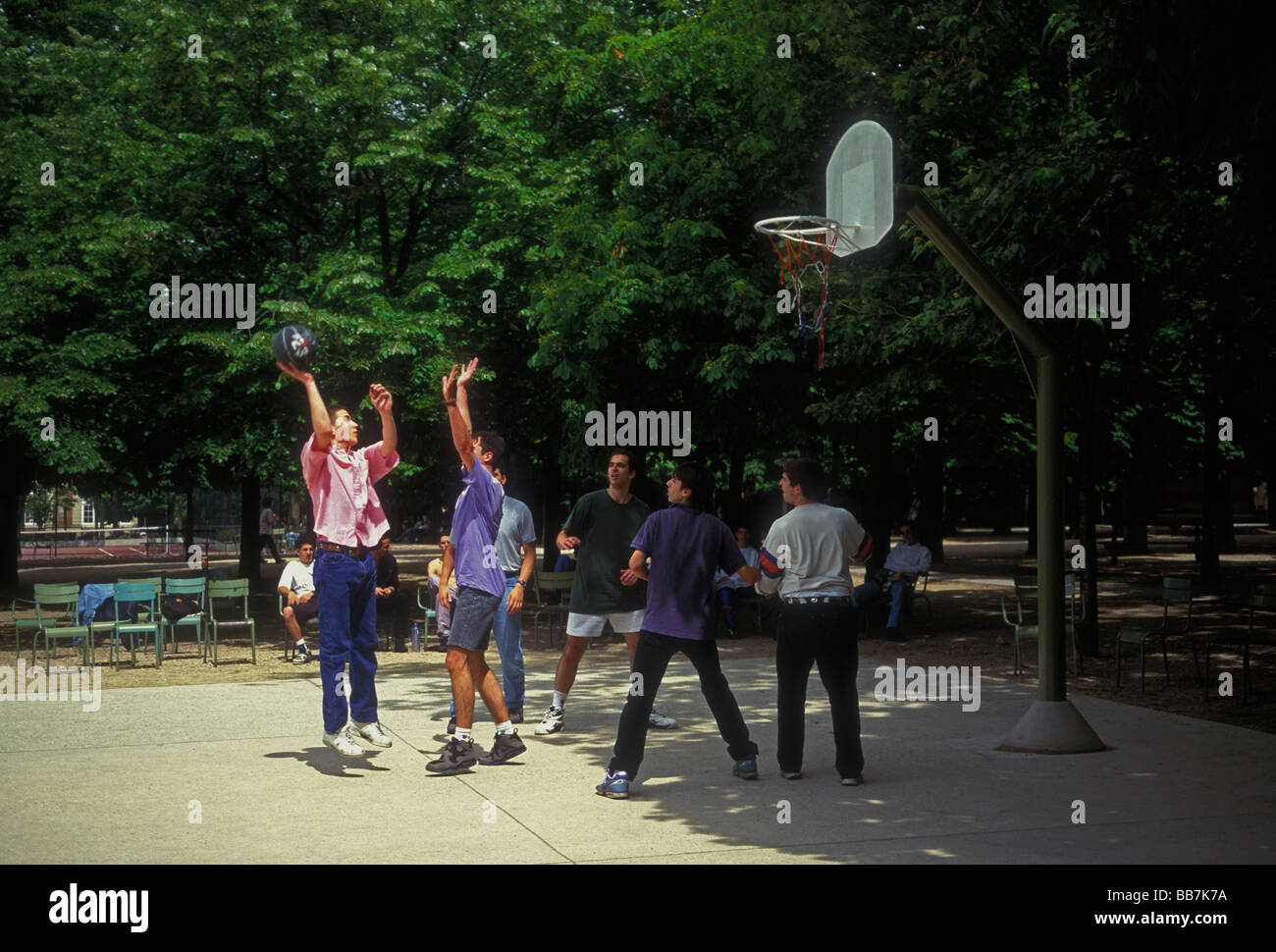 Französische Männer Basketball spielen, französische Männer, Basketball Spieler, Basketball spielen, Luxembourg, Paris, Ile-de-France, Frankreich, Europa Stockfoto