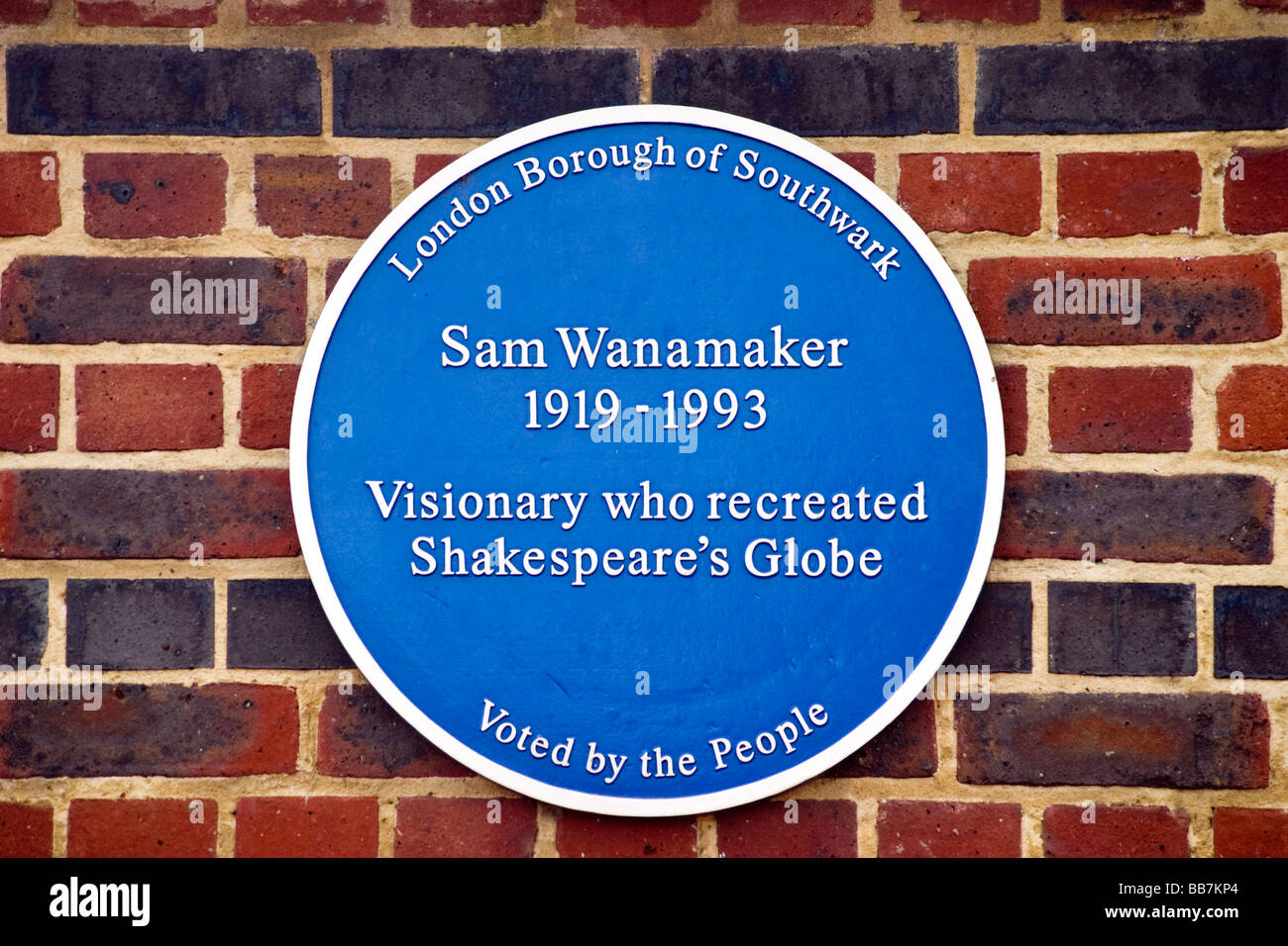 Sam Wanamaker Blue Plaque an Shakespeares Globe, London Stockfoto