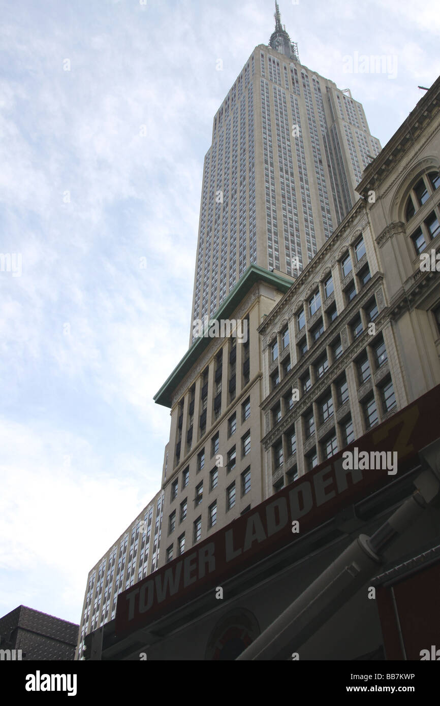 Feuerwehrautos draußen einen kleinen Zwischenfall in das Empire State Building in Manhattan Stockfoto