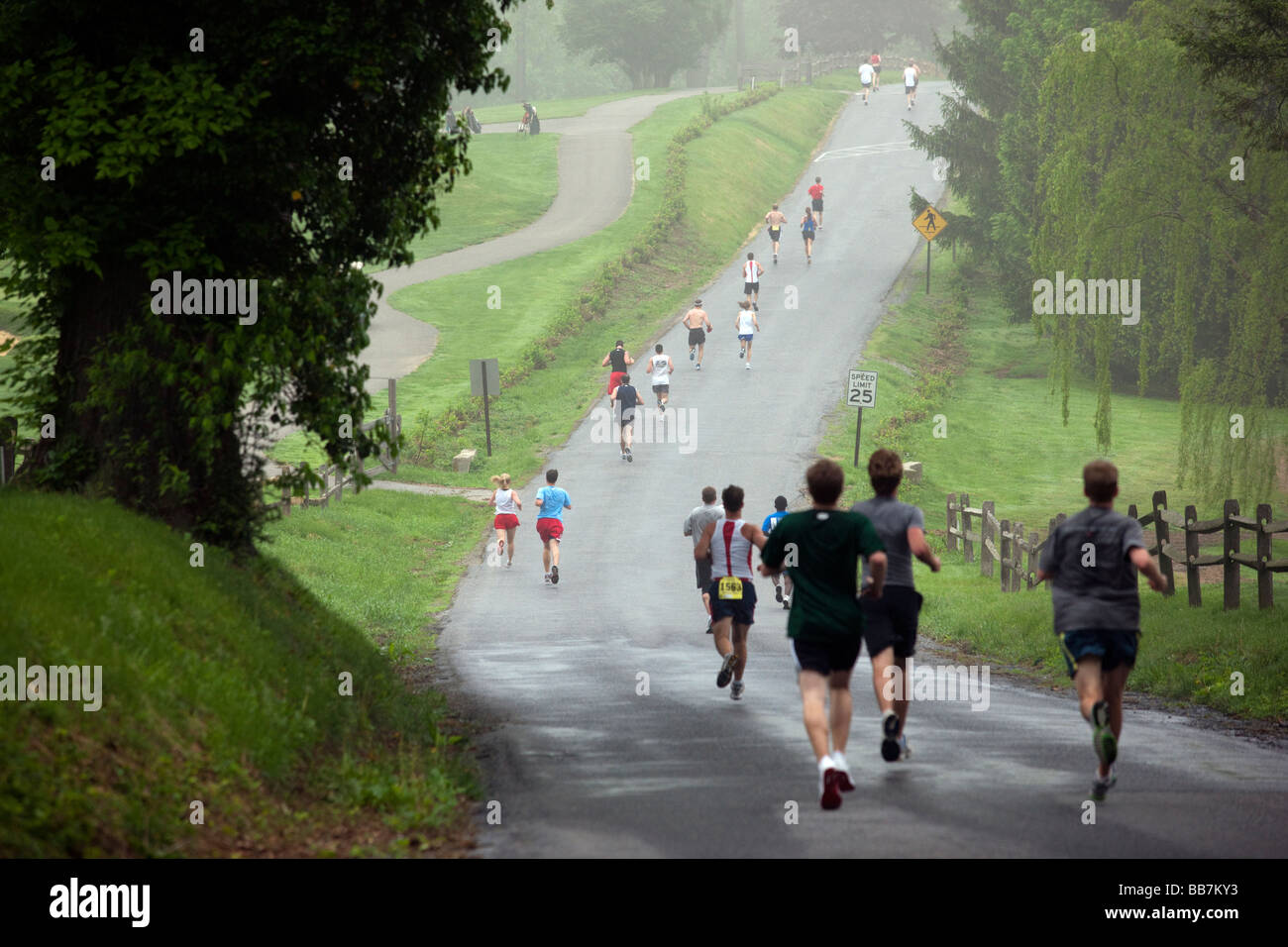 Läufer konkurrieren in einem Frühling 10K Straßenrennen Kennett Square, Pennsylvania USA Stockfoto
