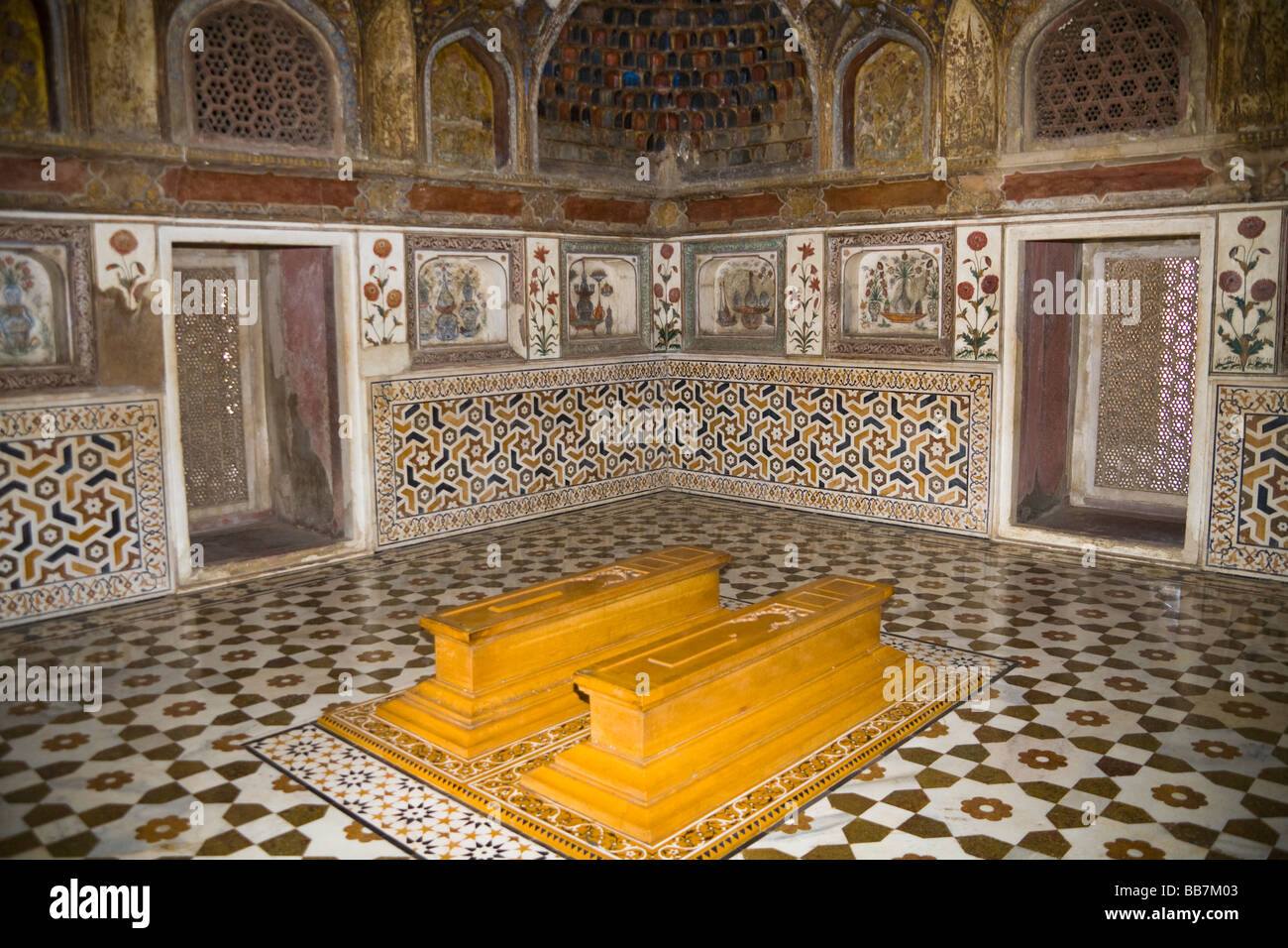 Gräber in der Itimad-Ud-Daulah Mausoleum, auch bekannt als das Baby Taj, Agra, Uttar Pradesh, Indien Stockfoto