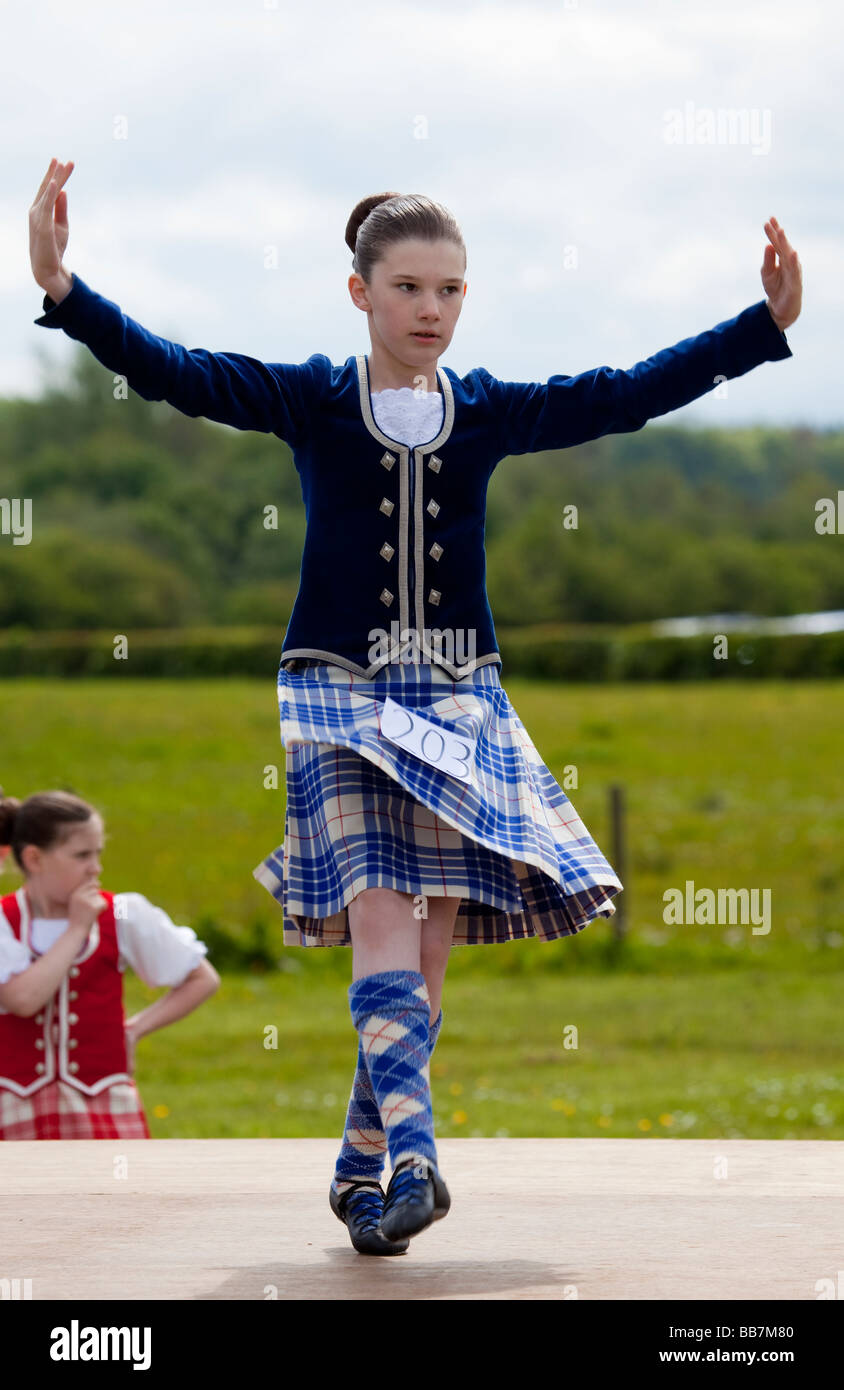 Weibliche Highland Tänzer tanzen in einen Wettbewerb auf einer Freilichtbühne. Stockfoto