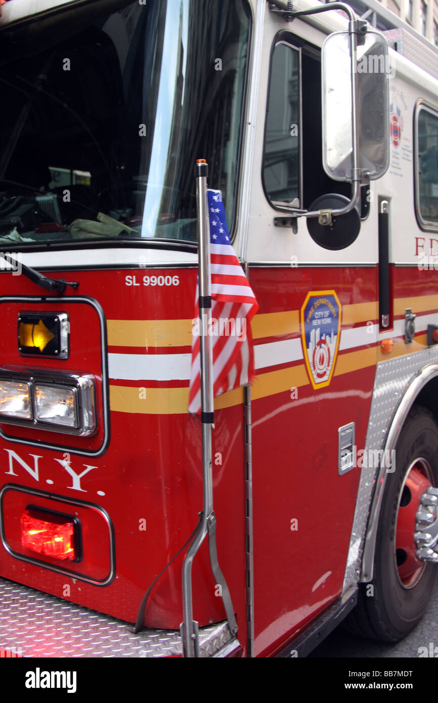 Feuerwehrautos draußen einen kleinen Zwischenfall in das Empire State Building in Manhattan Stockfoto