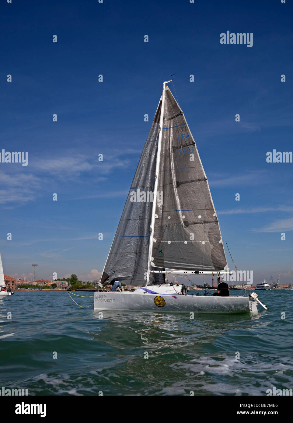 Kleine Yacht Segeln auf Canal Venedig, Italien Stockfoto