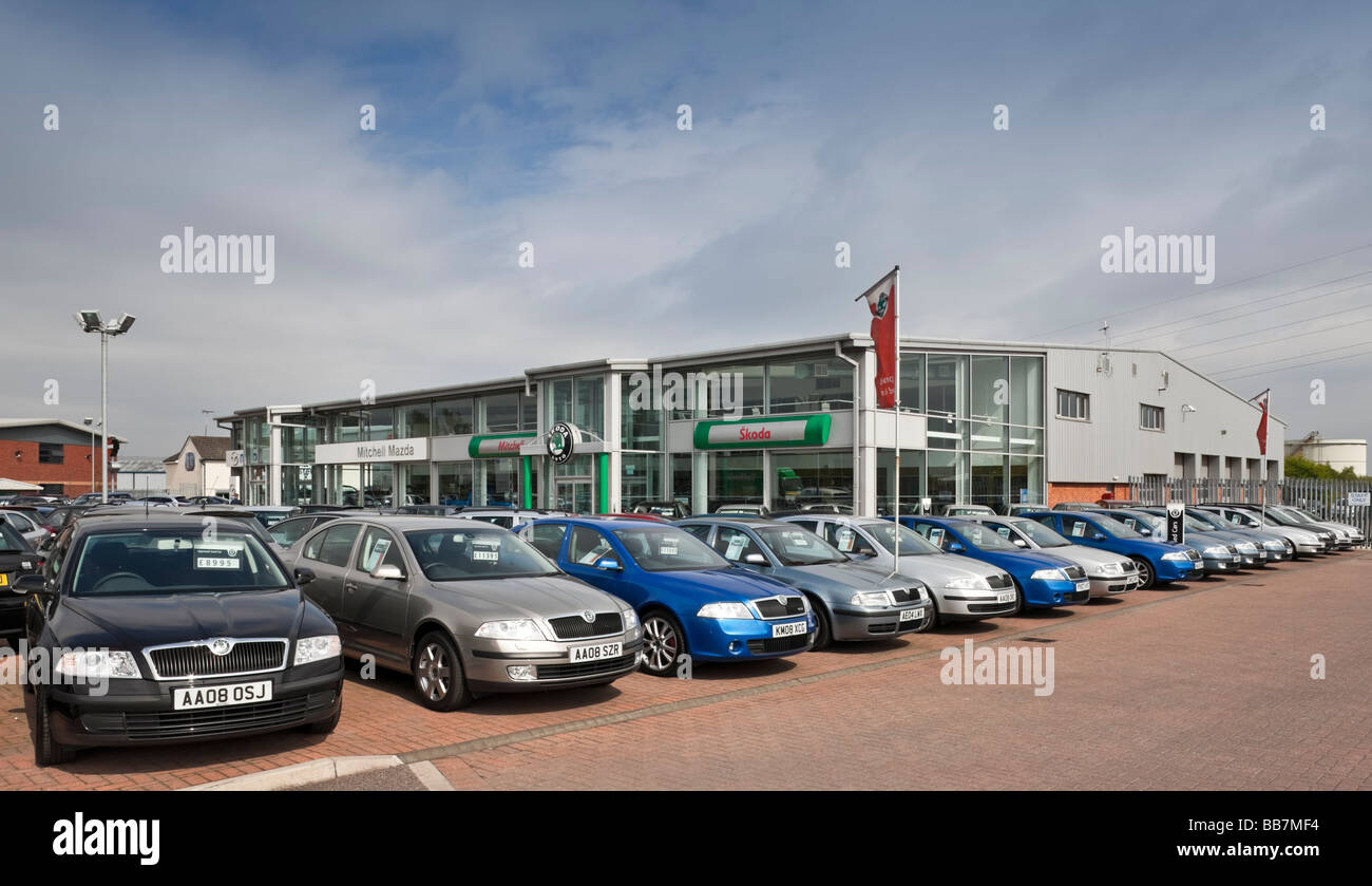 Kombinierte Mazda und Skoda Showrooms in Ellesmere Port Stockfoto