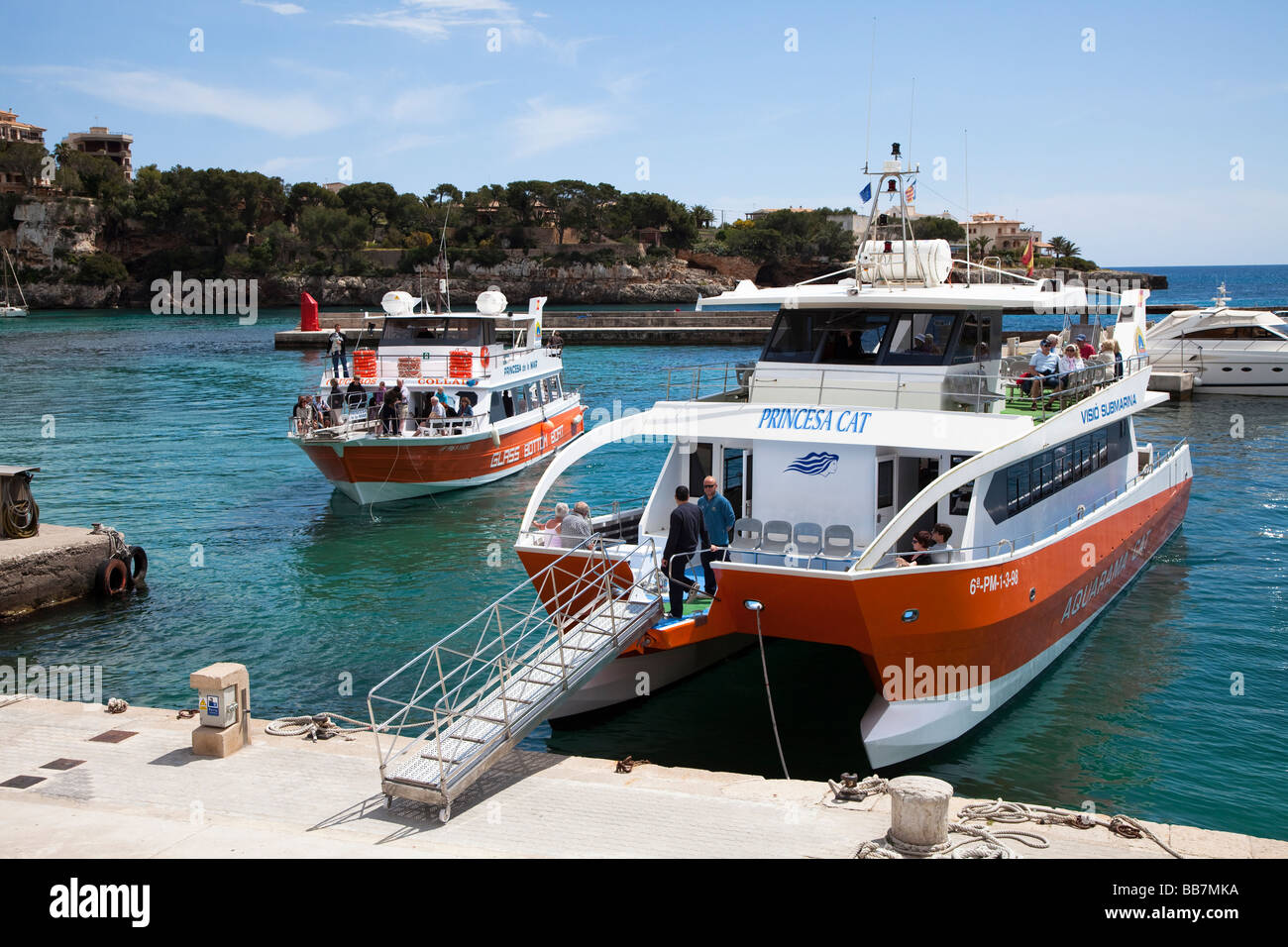Touristen auf Sightseeing Glas Talsohle Katamaran im Hafen von Porto Cristo Mallorca Spanien Stockfoto