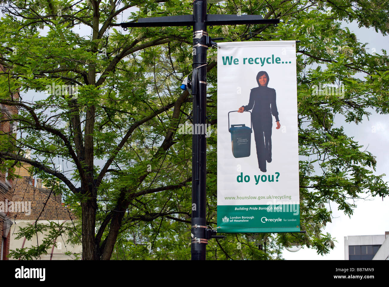 Recycling Bewusstsein Banner von Hounslow, Middlesex, England verteilt, High Street in Hounslow, Middlesex, England Stockfoto