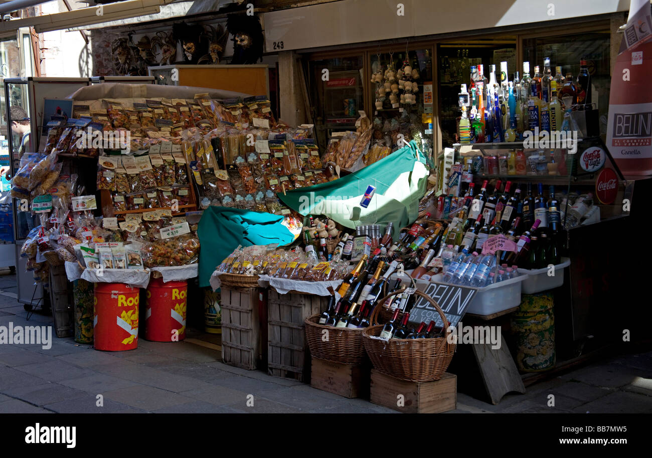 Anzeige der Ware außerhalb Lebensmittelhändler Shop, Venedig, Italien Stockfoto
