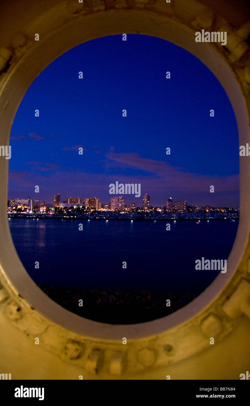 Ansicht der Stadt von Long Beach in der Nacht aus einem Bullauge auf der Queen Mary Museum und Hotel Schiff am Long Beach California USA Stockfoto