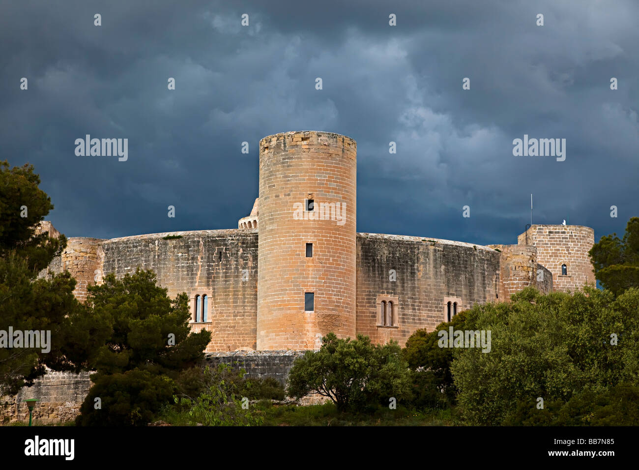 Das Schloss Bellver mit Gewitterwolken Palma Mallorca Spanien Stockfoto