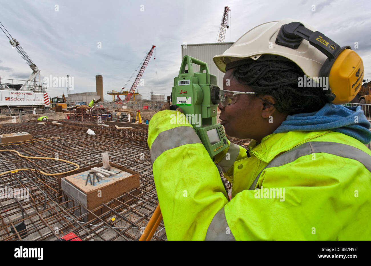 Vermesser arbeiten auf einer Baustelle Stockfoto