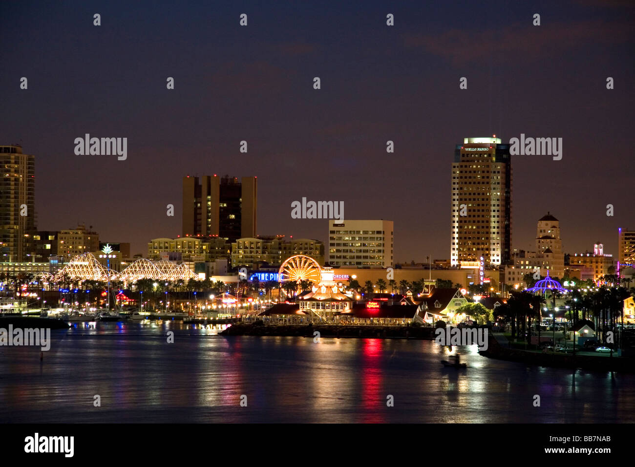 Ansicht der Stadt von Long Beach in der Nacht vom Queen Mary Museum und Hotel Schiff am Long Beach California USA Stockfoto