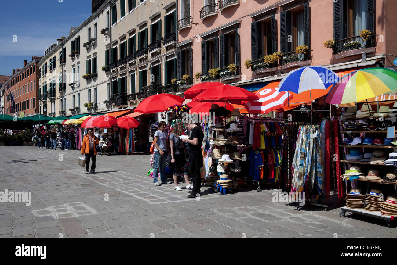 Ständen außerhalb Geschäfte in Venedig, Italien Stockfoto