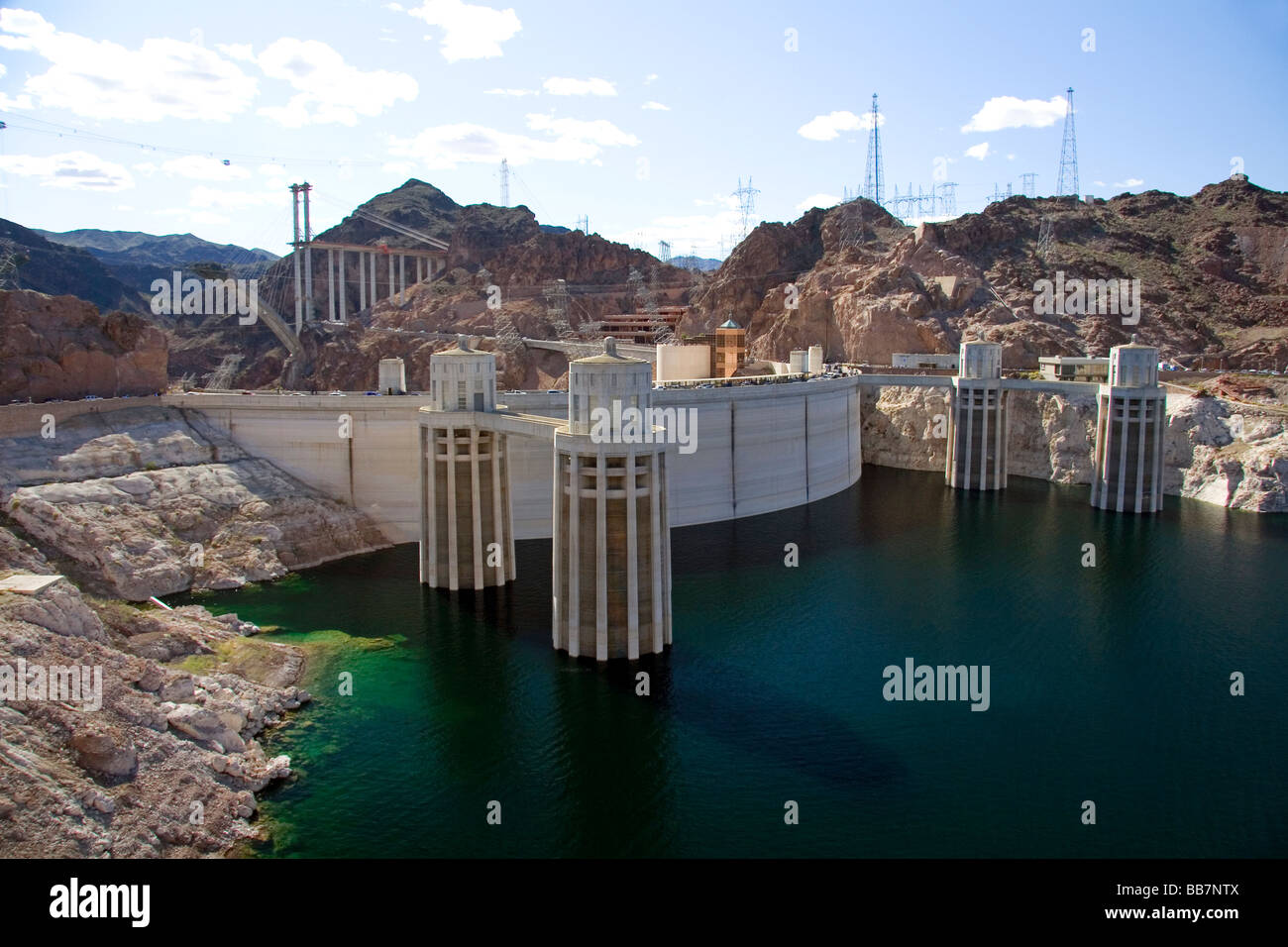 Aufnahme-Türme von den Hoover-Staudamm an der Grenze zwischen den Bundesstaaten Arizona und Nevada, USA Stockfoto